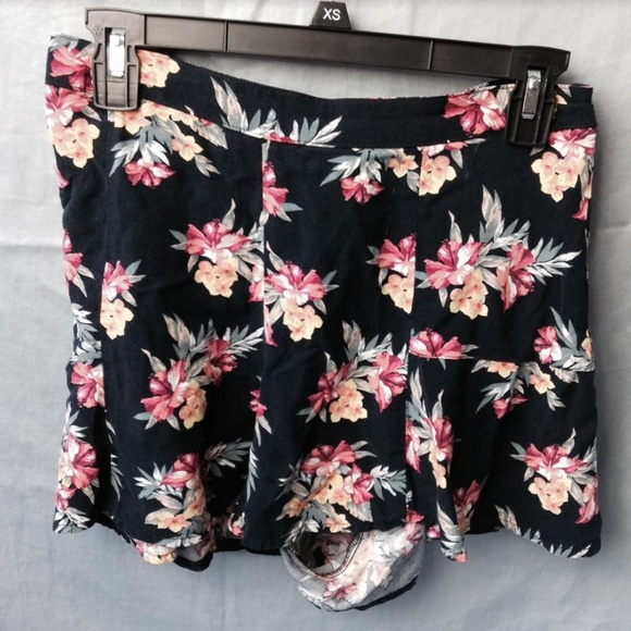 Two Piece Floral Set (Crop Top & Shorts) Hollister - Picture 3 of 7